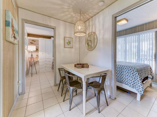 Family Tides Lower 2 Bedroom Pets Wi-Fi Walk to the Beach Sleeps 6 - main image