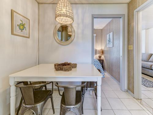 Family Tides Lower 2 Bedroom Pets Wi-Fi Walk to the Beach Sleeps 6 - image 4