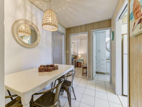 Family Tides Lower 2 Bedroom Pets Wi-Fi Walk to the Beach Sleeps 6 - image 6