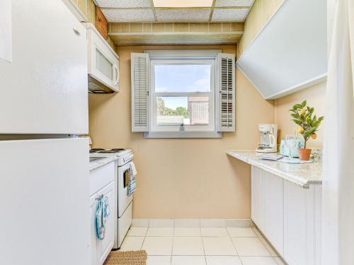 Family Tides Lower 2 Bedroom Pets Wi-Fi Walk to the Beach Sleeps 6 - image 8