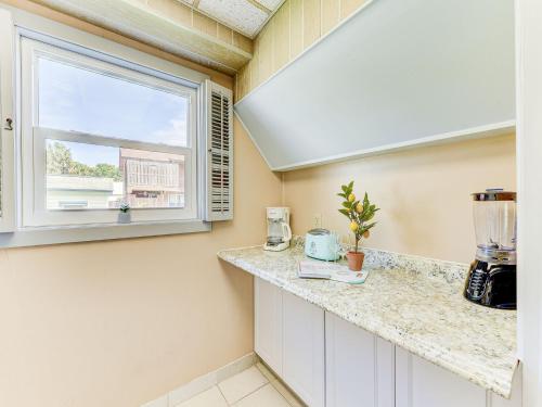Family Tides Lower 2 Bedroom Pets Wi-Fi Walk to the Beach Sleeps 6 - image 9