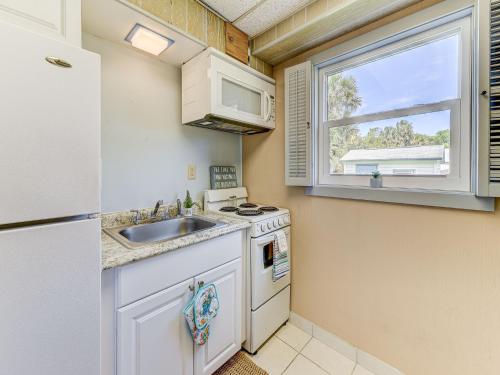 Family Tides Lower 2 Bedroom Pets Wi-Fi Walk to the Beach Sleeps 6 - image 11