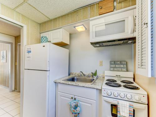 Family Tides Lower 2 Bedroom Pets Wi-Fi Walk to the Beach Sleeps 6 - image 14