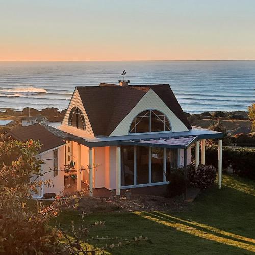 B&B Gisborne - The Quarters Ocean-View Chalet - Bed and Breakfast Gisborne