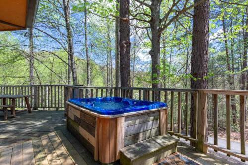 Country Cozy 2 Bedroom Pool Access Hot Tub Fireplace Sleeps 6 - image 12