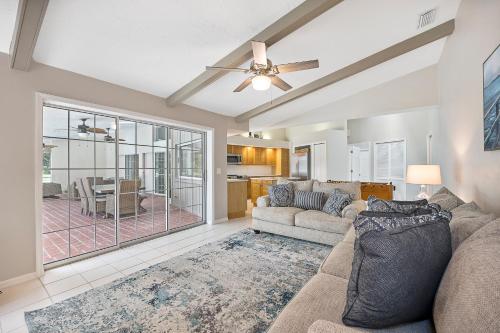 Fun in the Sun 4BRs Enclosed Pool Covered Patio Near Beach Sleeps 8 - image 5