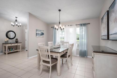 Fun in the Sun 4BRs Enclosed Pool Covered Patio Near Beach Sleeps 8 - image 10