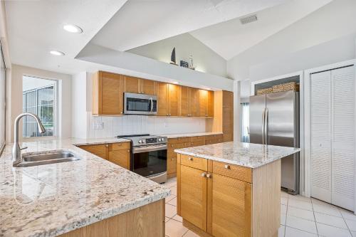 Fun in the Sun 4BRs Enclosed Pool Covered Patio Near Beach Sleeps 8 - image 12