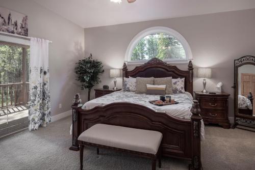 Shady Pines 3 BRs Game Room Fireplace Wifi Sleeps 12 - image 10