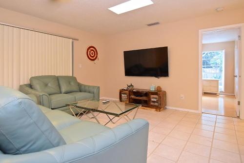 Crescent Street 1138 B Walk to the beach Pool 1 Bedroom Pet Friendly - image 10