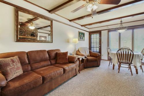 A Fairway View 2 Bedroom WiFi Pool Access Pet Friendly Sleeps 6 - image 11