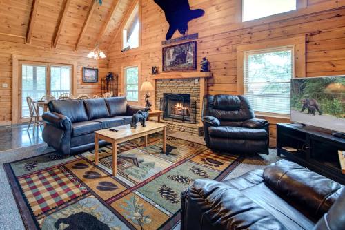 Southern Dream 8 Bedrooms Theater Room Hot Tub Pool Table Sleeps 26 - image 2