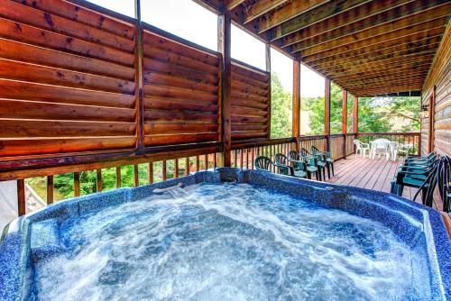 Southern Dream 8 Bedrooms Theater Room Hot Tub Pool Table Sleeps 26 - image 6