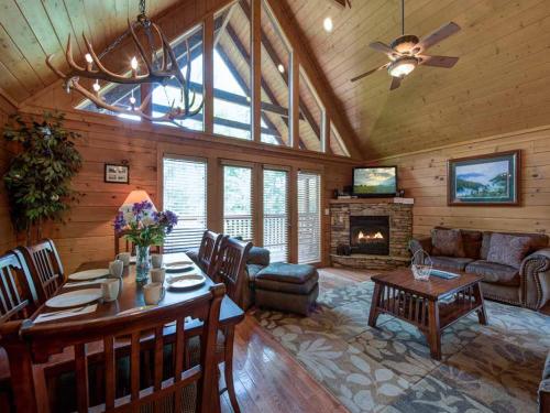 Big Sky Cabin 2 Bedrooms Sleeps 8 Hot Tub Pool Access Pool Table - main image