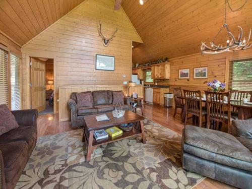 Big Sky Cabin 2 Bedrooms Sleeps 8 Hot Tub Pool Access Pool Table - image 10