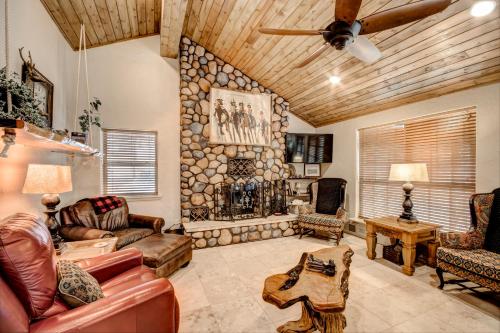 Bear Paw, 3 Bedrooms,Hot Tub, Pets Welcome, Fireplace, WiFi, Sleeps 8