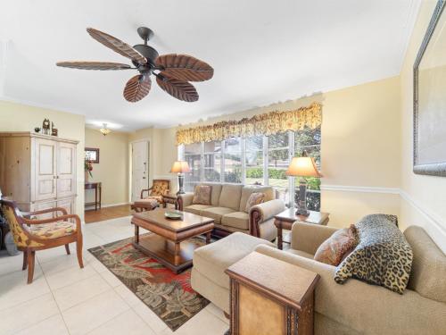 Lakeside House 4 Bedrooms Private Heated Pool HDTV Sleeps 8 WiFi - image 2