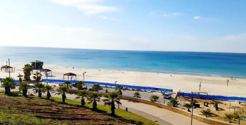 пляж, Beachfront Studio Apartment Bat Yam 412 in Бат-Ям