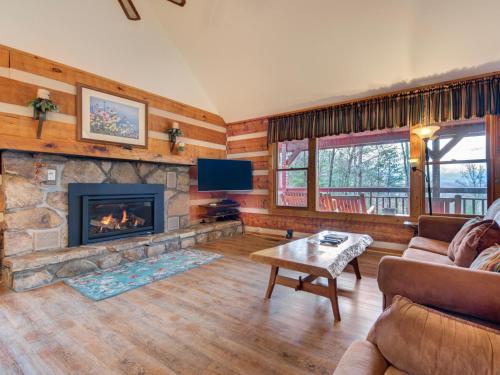 Mountain Rose 2 BR Pool Access Hot Tub Sleeps 6 - main image