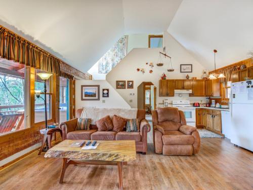 Mountain Rose 2 BR Pool Access Hot Tub Sleeps 6 - image 3