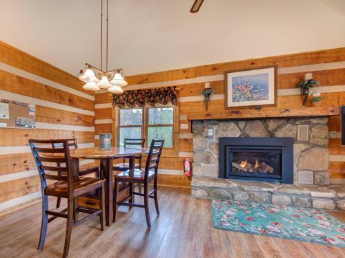 Mountain Rose 2 BR Pool Access Hot Tub Sleeps 6 - image 7