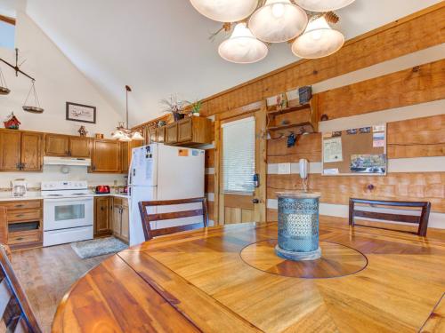 Mountain Rose 2 BR Pool Access Hot Tub Sleeps 6 - image 10