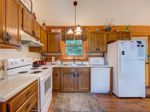 Mountain Rose 2 BR Pool Access Hot Tub Sleeps 6 - image 12