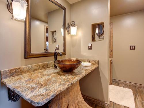 Mountain Rose 2 BR Pool Access Hot Tub Sleeps 6 - image 10