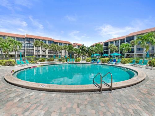 Siesta Dunes Beach 201 Completely Renovated 2 Bedrooms Sleeps 6 Spa Large Heated Pool WiFi - main image