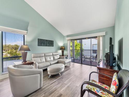 Siesta Dunes Beach 201 Completely Renovated 2 Bedrooms Sleeps 6 Spa Large Heated Pool WiFi - image 3