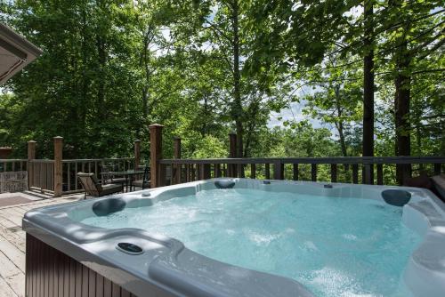 Believe 2 Bedrooms Pool Access WiFi Hot Tub Pet Friendly Sleeps 6 - image 2