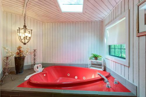 Believe 2 Bedrooms Pool Access WiFi Hot Tub Pet Friendly Sleeps 6 - image 13