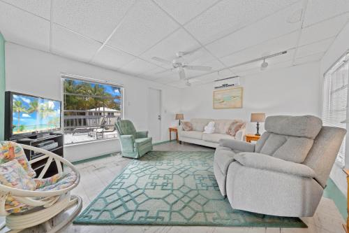 Lazy Lagoon 1 Bedroom Bay side Sleeps 4 Walk to the Beach - image 2