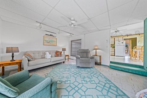 Lazy Lagoon 1 Bedroom Bay side Sleeps 4 Walk to the Beach - image 6