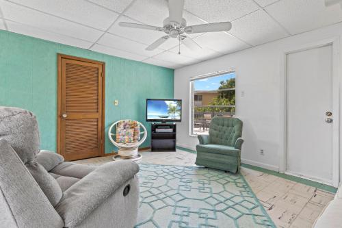 Lazy Lagoon 1 Bedroom Bay side Sleeps 4 Walk to the Beach - image 8