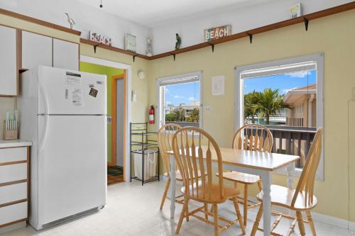 Lazy Lagoon 1 Bedroom Bay side Sleeps 4 Walk to the Beach - image 12