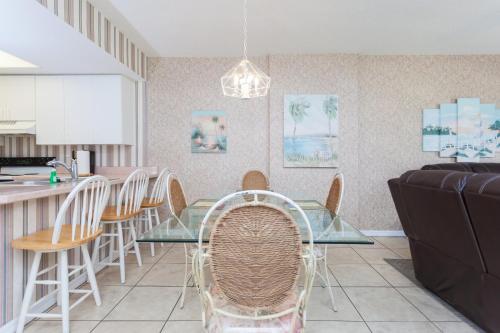 Ocean Village Club Q12 2 Bedrooms Sleeps 7 WiFi Pet Friendly - image 8