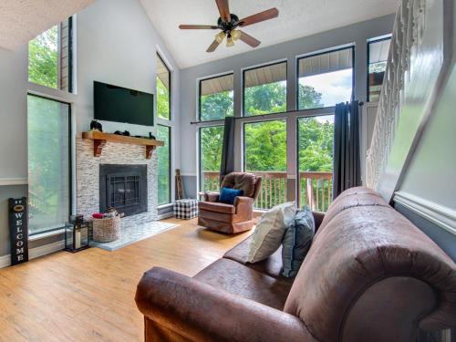 Big Bear Ski Chalet 2 Bedrooms Pool Access Hot Tub Sleeps 6 - main image