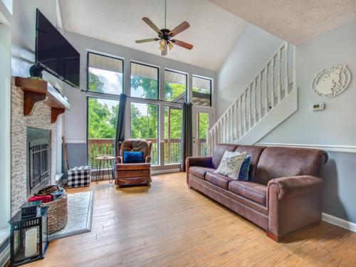 Big Bear Ski Chalet 2 Bedrooms Pool Access Hot Tub Sleeps 6 - image 4