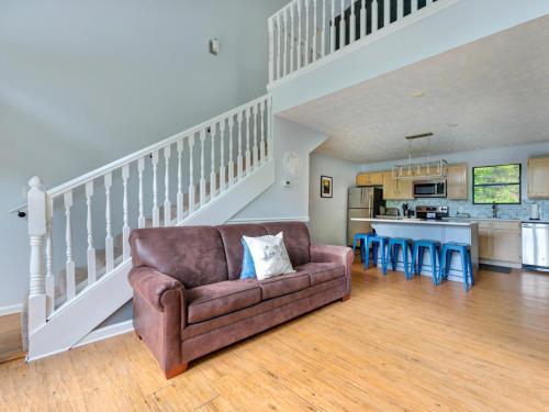 Big Bear Ski Chalet 2 Bedrooms Pool Access Hot Tub Sleeps 6 - image 6