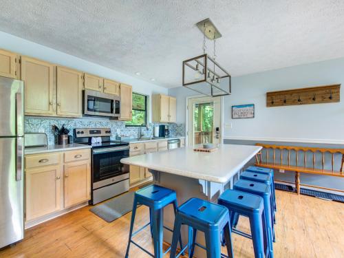 Big Bear Ski Chalet 2 Bedrooms Pool Access Hot Tub Sleeps 6 - image 8