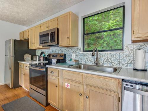 Big Bear Ski Chalet 2 Bedrooms Pool Access Hot Tub Sleeps 6 - image 9