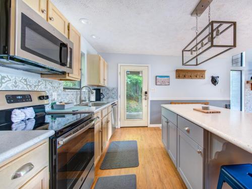 Big Bear Ski Chalet 2 Bedrooms Pool Access Hot Tub Sleeps 6 - image 11