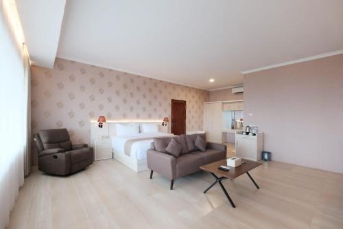 Bukit Indah Doda Hotel & Resorts Room Type - Deluxe King Room