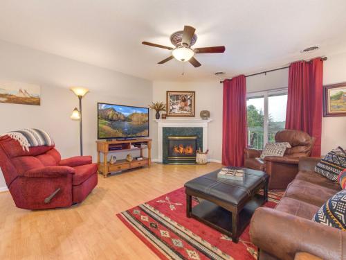Valley Retreat Whispering Pines 142 2BR Lazy River Pools Fitness Sleeps 6 - image 5