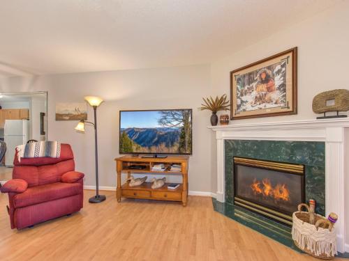 Valley Retreat Whispering Pines 142 2BR Lazy River Pools Fitness Sleeps 6 - image 9