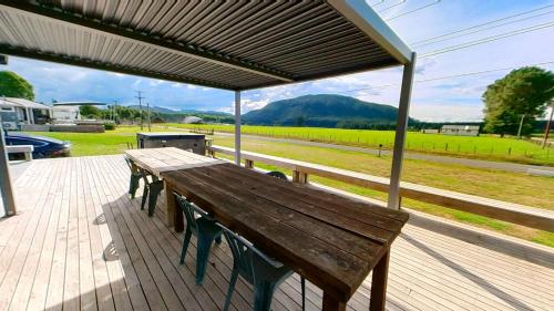 Balkons/terase, m² 7 guļamistaba, 2 privāta vannas istaba Māja Atiamuri
 (Full holiday home to yourself, up to 21 guests) in Atiamuri