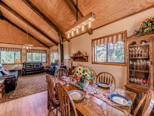 Mockingbird Cabin 3 Bedrooms Sleeps 8 - image 14