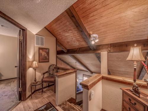 Mockingbird Cabin 3 Bedrooms Sleeps 8 - image 12