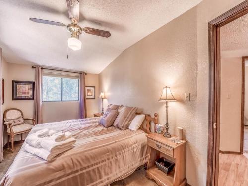 Mockingbird Cabin 3 Bedrooms Sleeps 8 - image 3